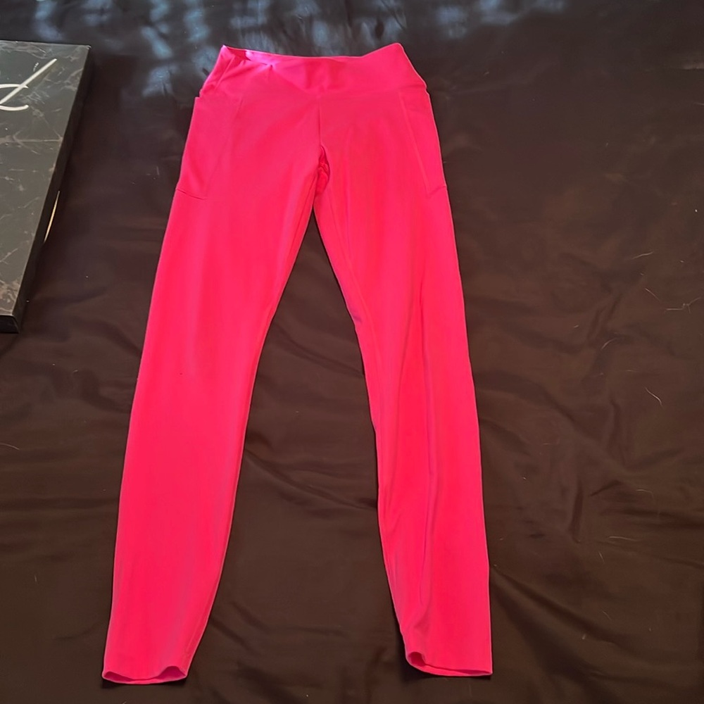 LIKE NEW
Pink leggings with side pockets on both legs
Small